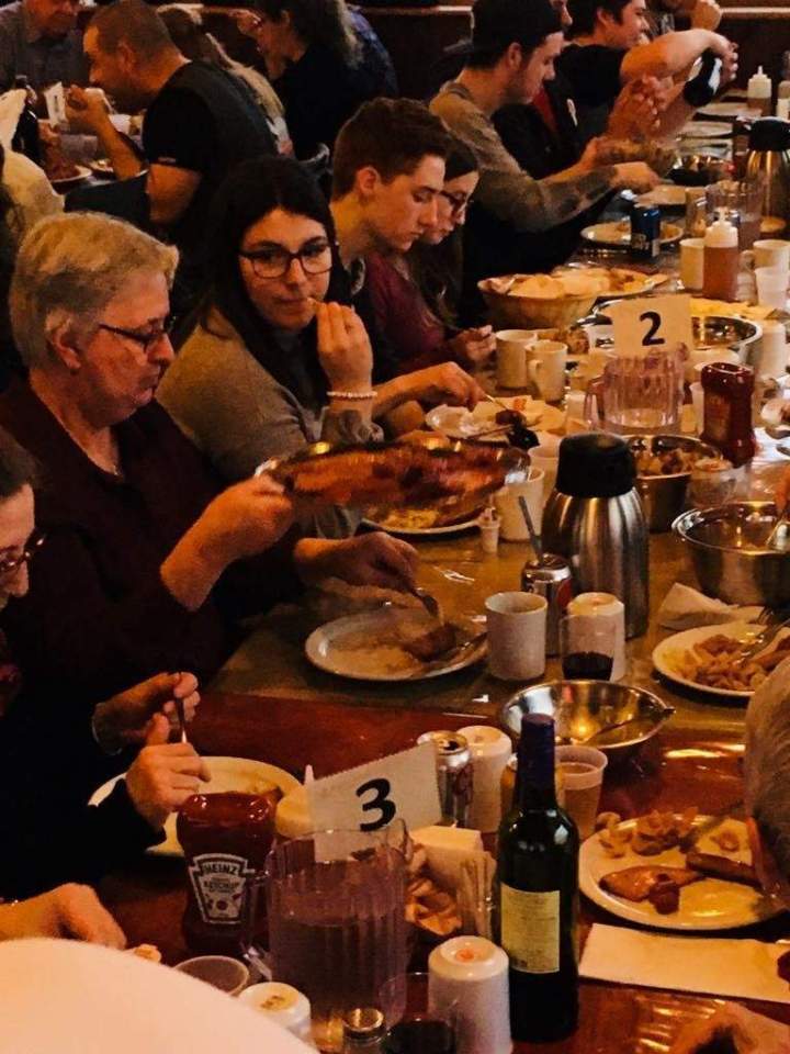 Convives repas cabane à sucre Victoriaville