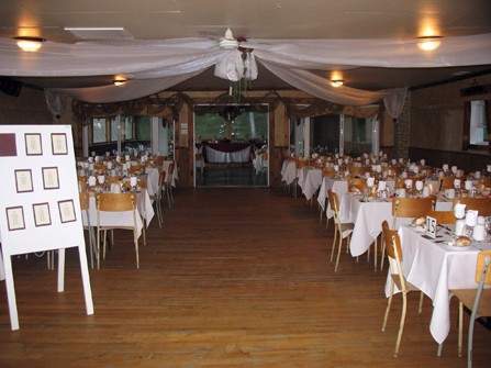 Salle réception mariage tables blanches Victoriaville